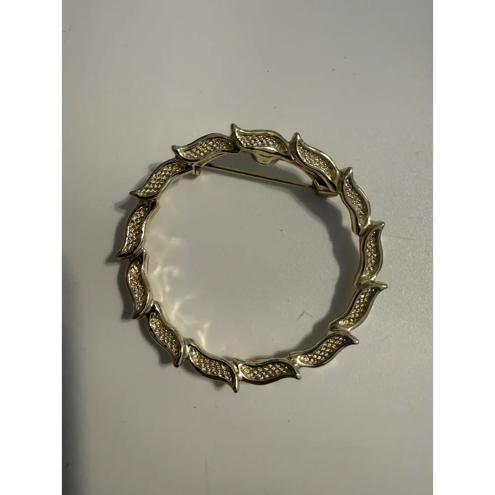 Gerrys Gold Tone Textured Leaf Wreath Brooch Pin Classic Round Costume Jewelry